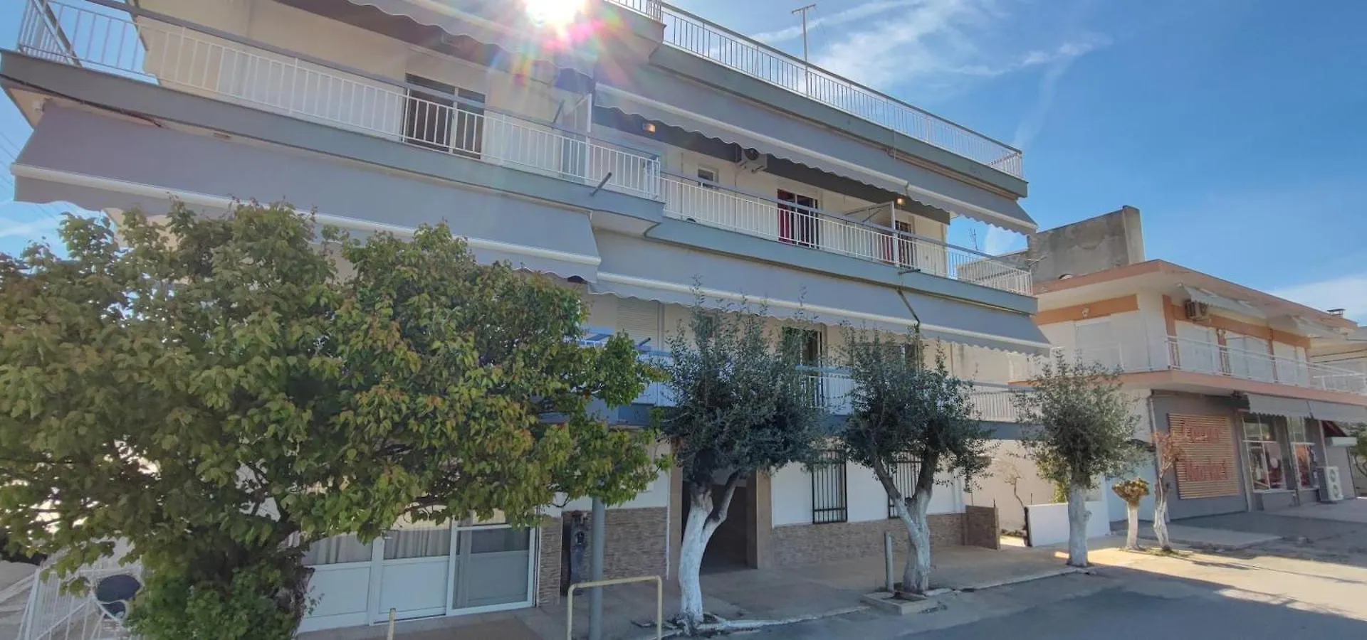 Makis Apartments Flogita
