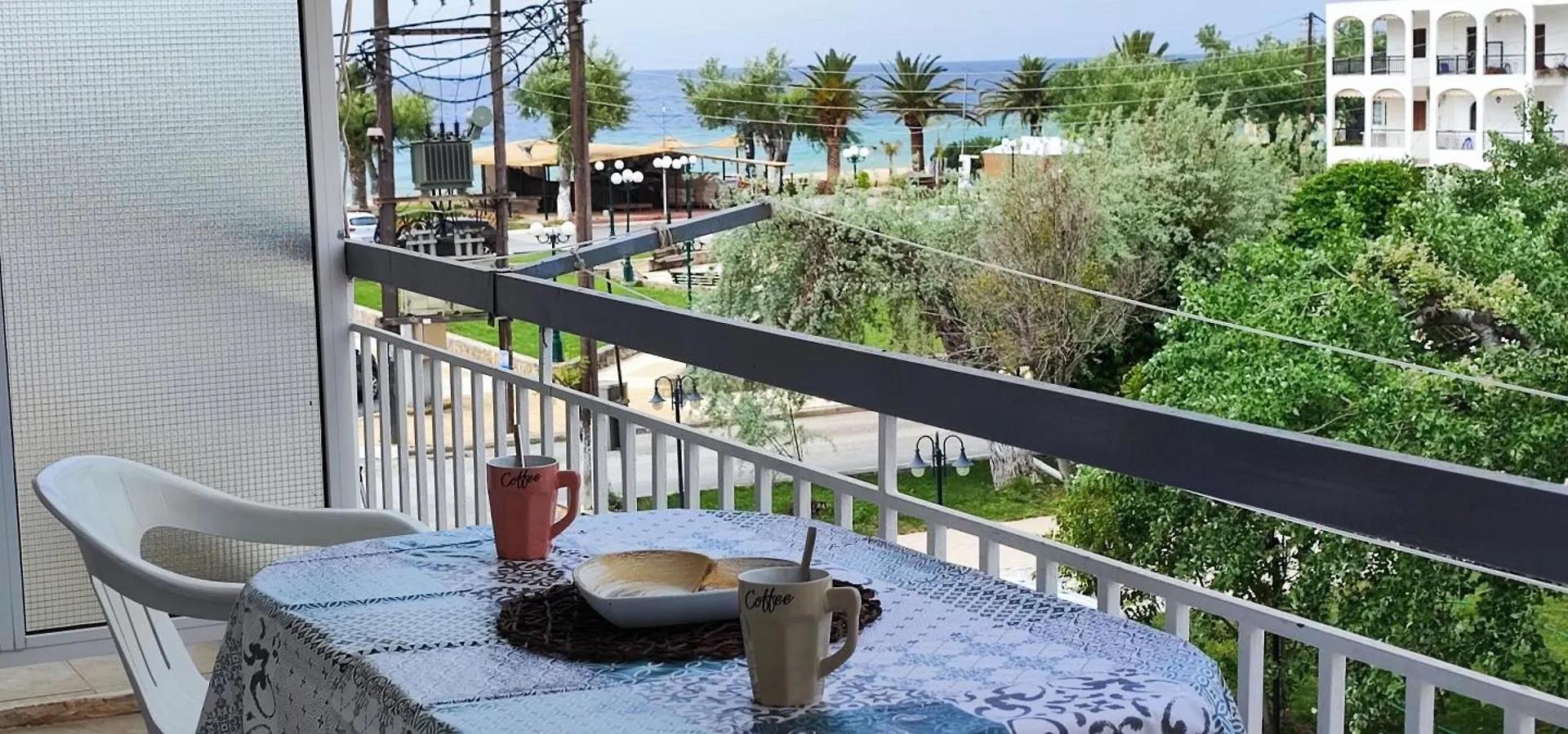 Makis Apartments Flogita